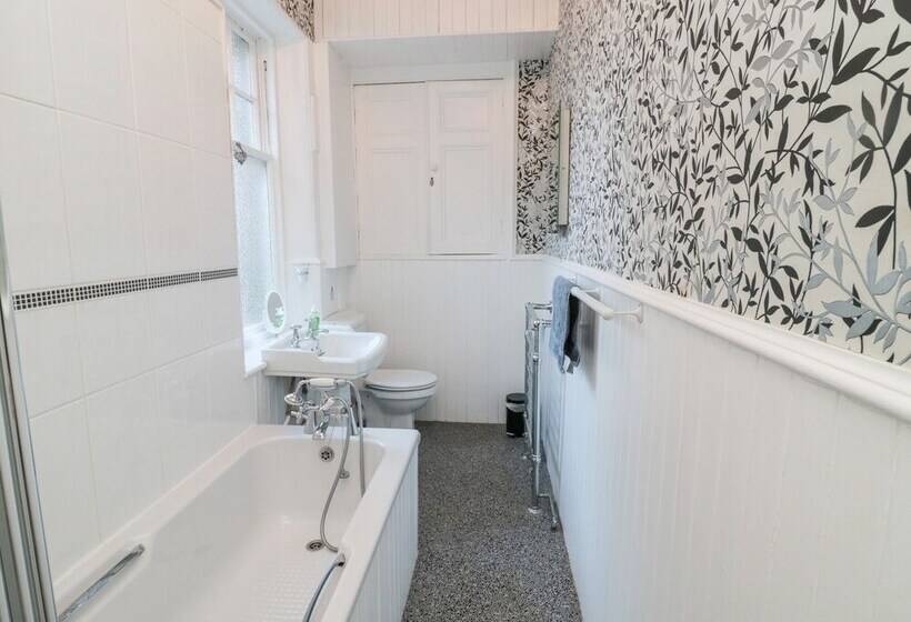 Iona 10 Palace Street East