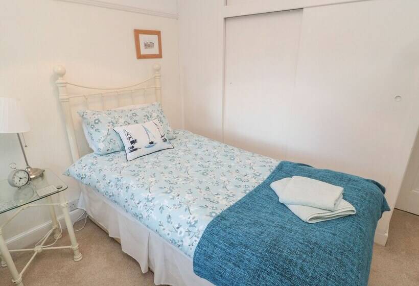 Iona 10 Palace Street East