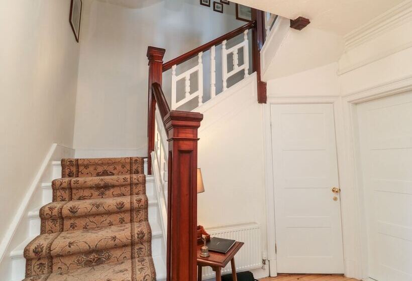 Iona 10 Palace Street East