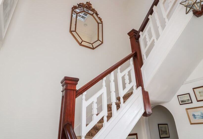 Iona 10 Palace Street East