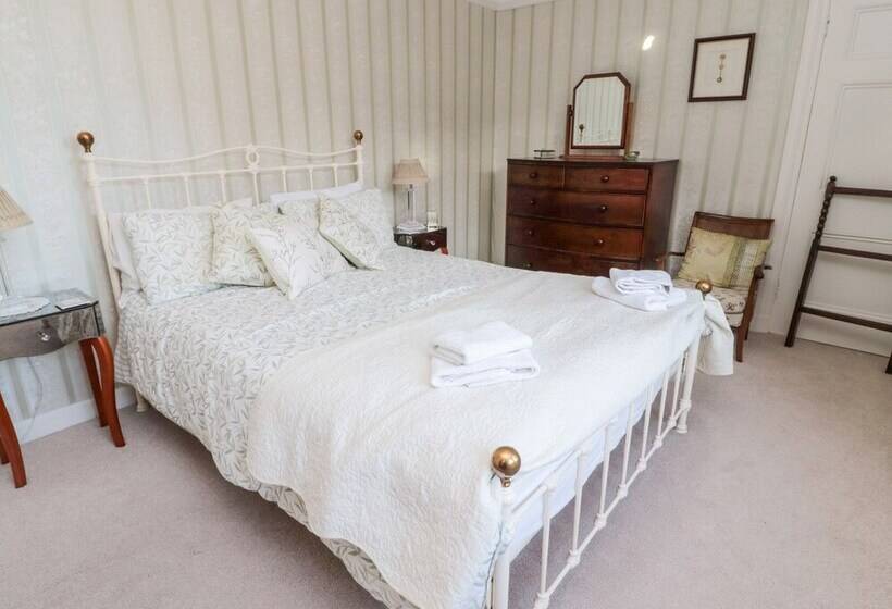 Iona 10 Palace Street East