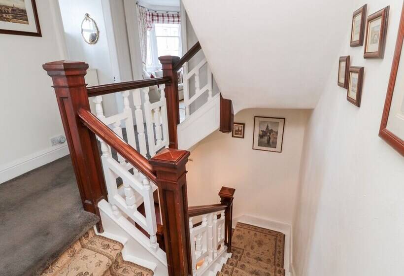 Iona 10 Palace Street East