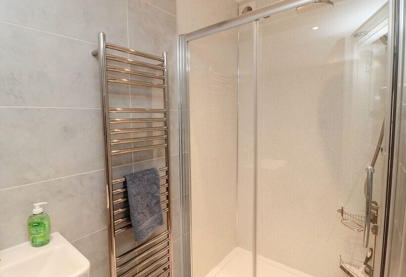 Iona 10 Palace Street East