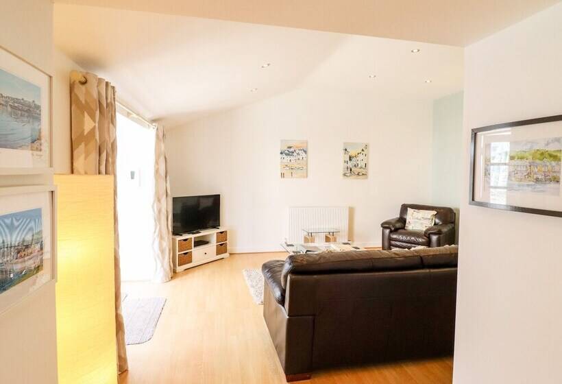 Maritime Mews, 6 The Oakleys