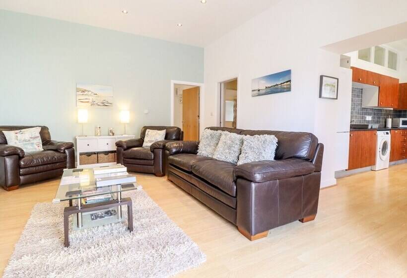 Maritime Mews, 6 The Oakleys