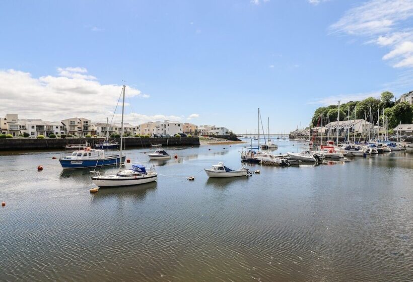 Maritime Mews, 6 The Oakleys