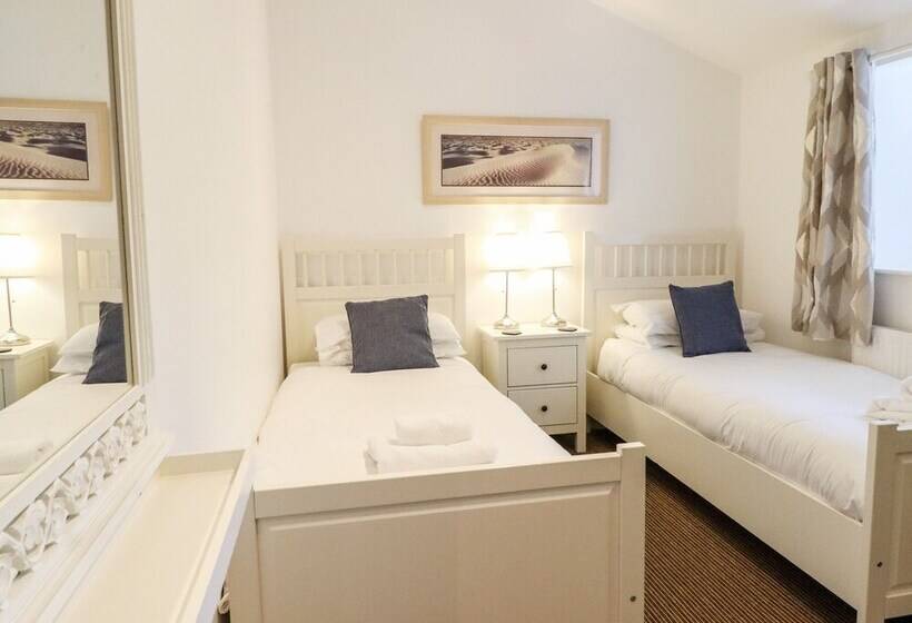 Maritime Mews, 6 The Oakleys