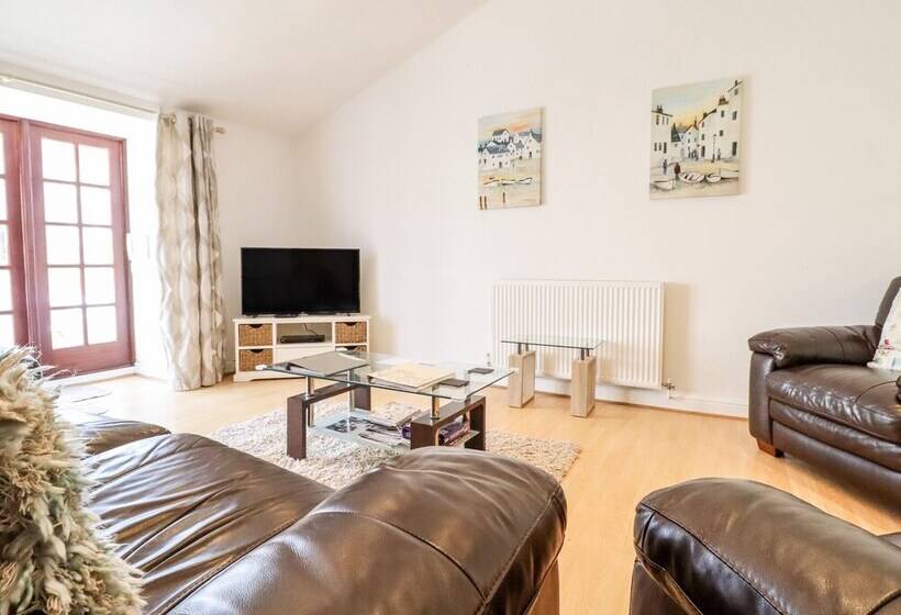 Maritime Mews, 6 The Oakleys