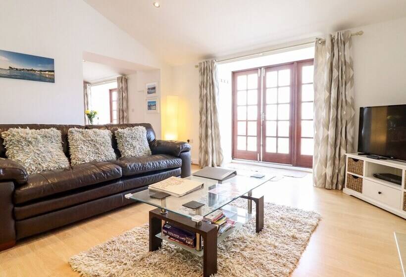 Maritime Mews, 6 The Oakleys