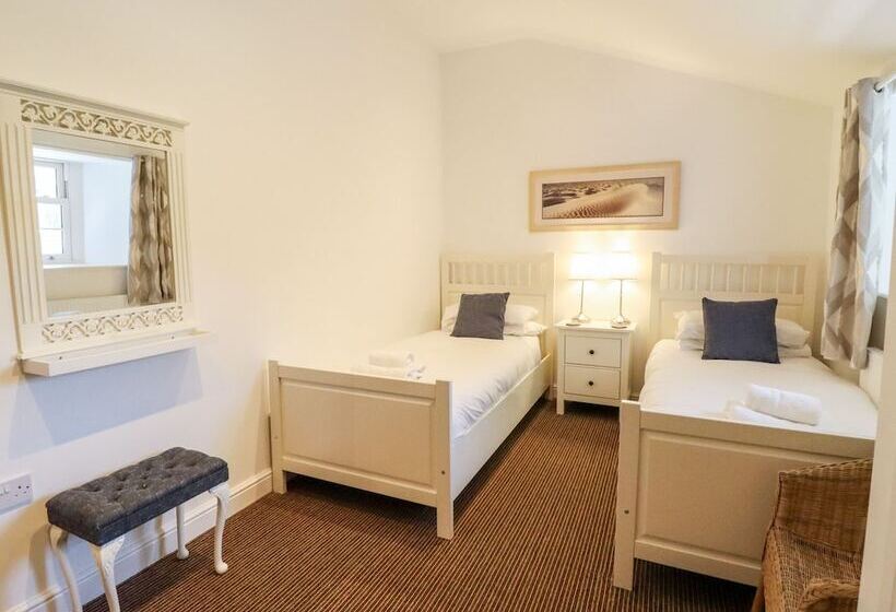 Maritime Mews, 6 The Oakleys