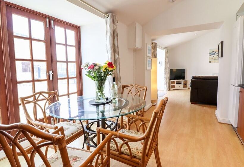 Maritime Mews, 6 The Oakleys