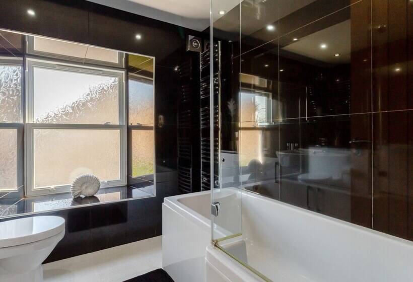 Queen Elizabeth Suite