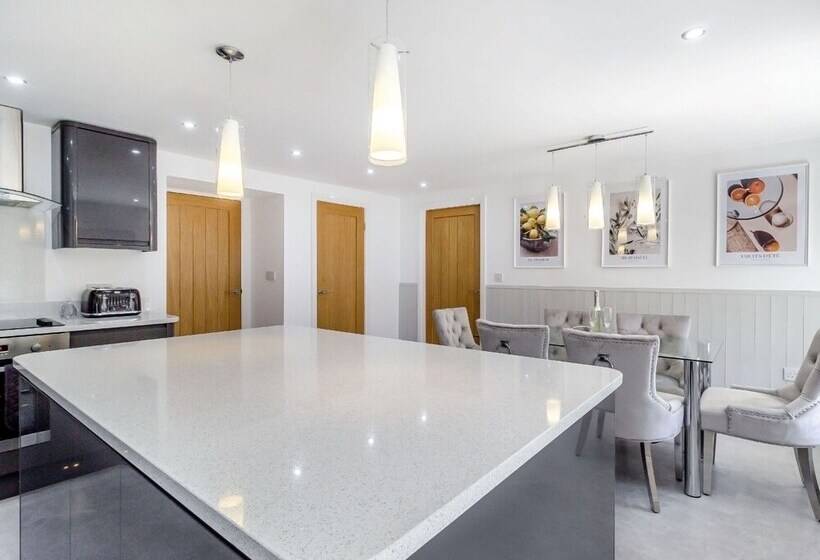 Queen Victoria Suite