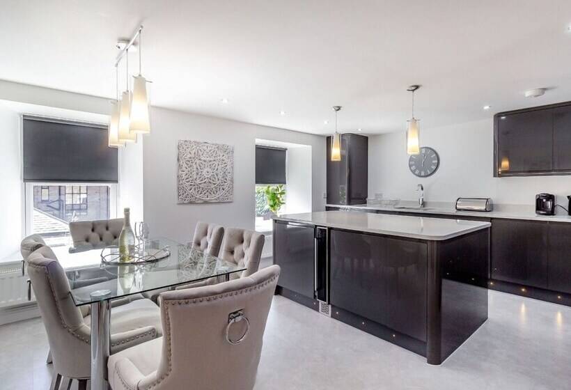 Queen Victoria Suite