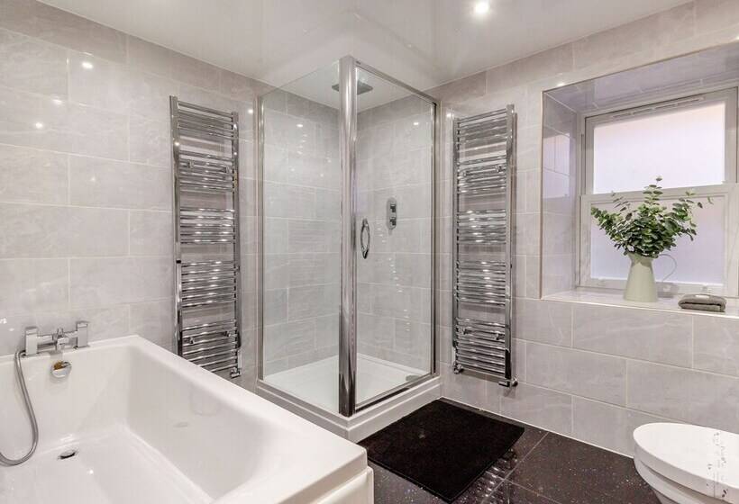 Queen Victoria Suite