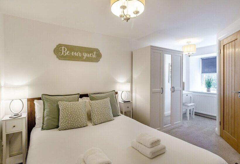 Queen Victoria Suite