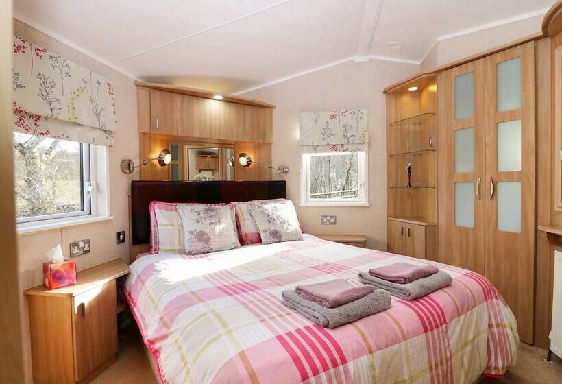 The Four Oaks Chalet