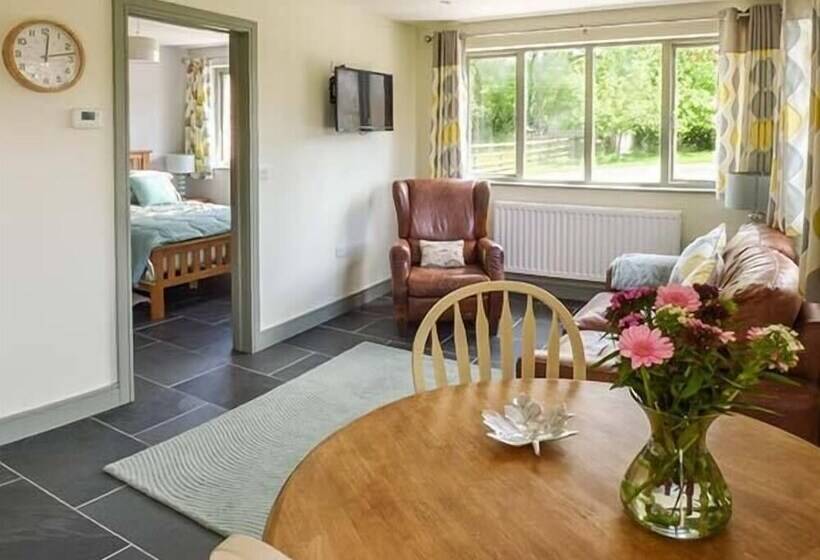 The Lodge, Lower Trefedw