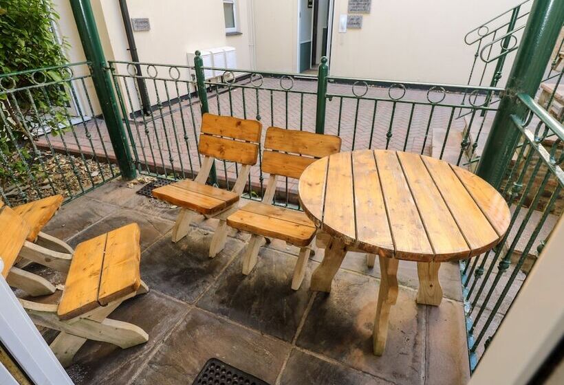 4 Beachcombers Apartments