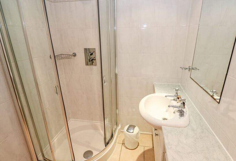 4 Beachcombers Apartments