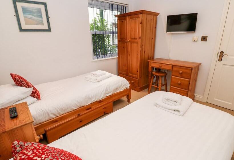 4 Beachcombers Apartments