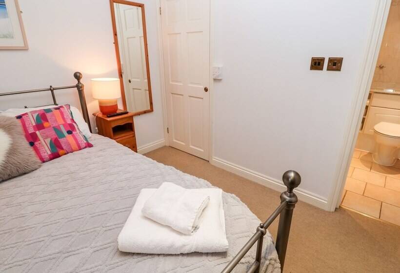 4 Beachcombers Apartments