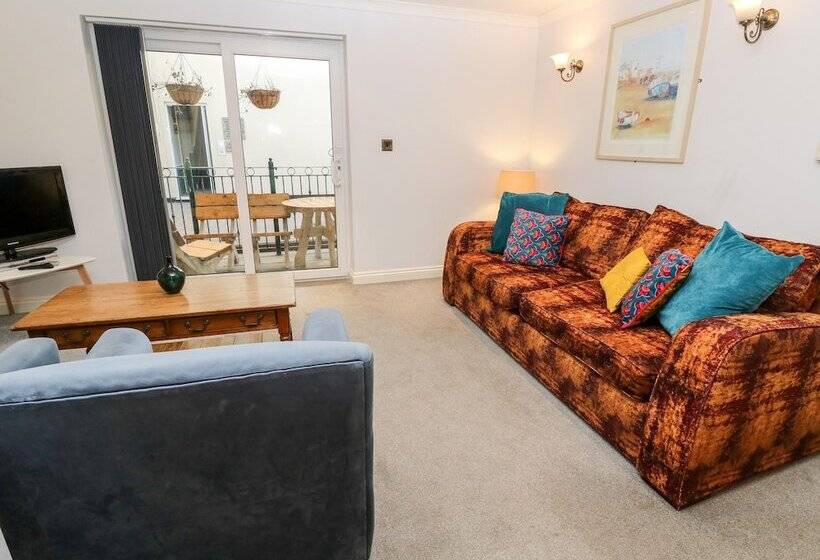 4 Beachcombers Apartments