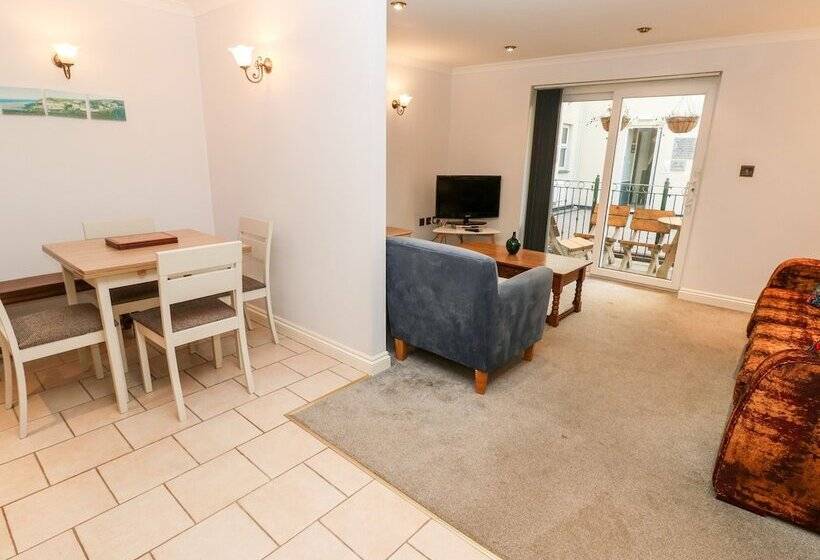 4 Beachcombers Apartments