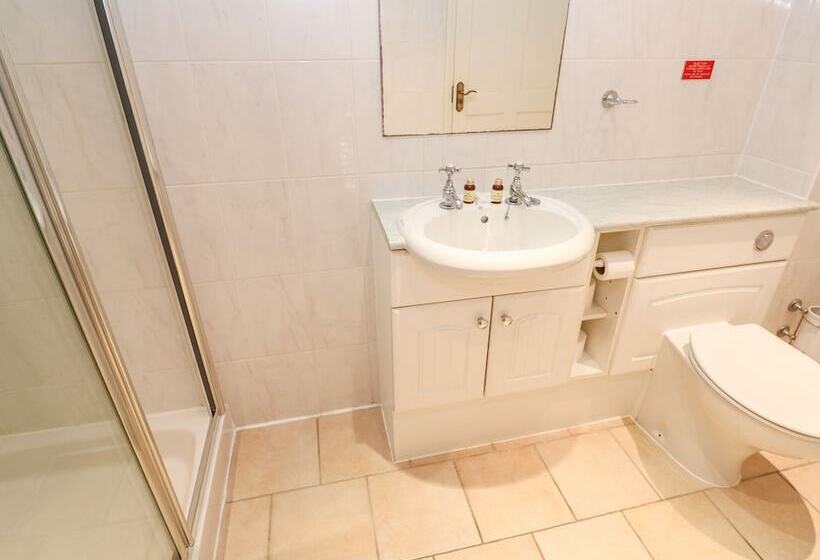 4 Beachcombers Apartments