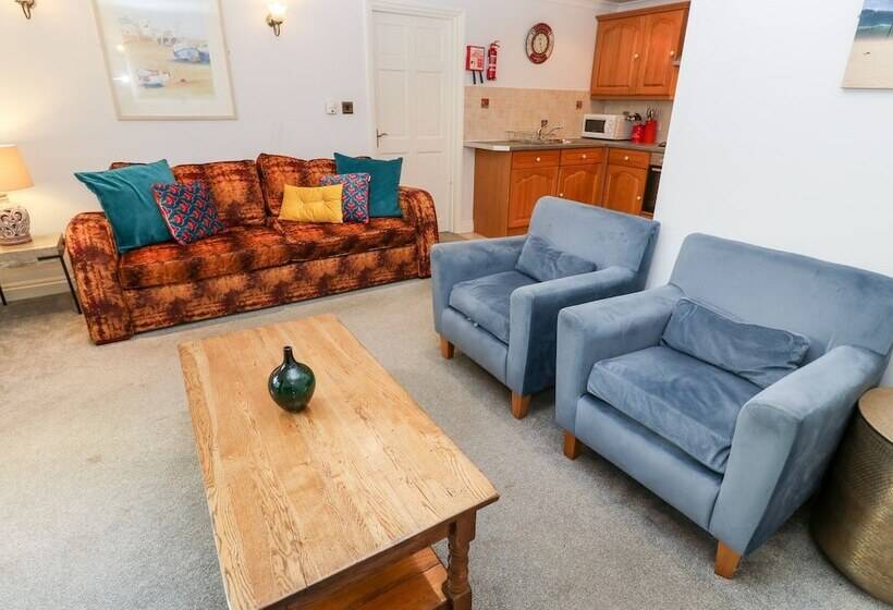 4 Beachcombers Apartments