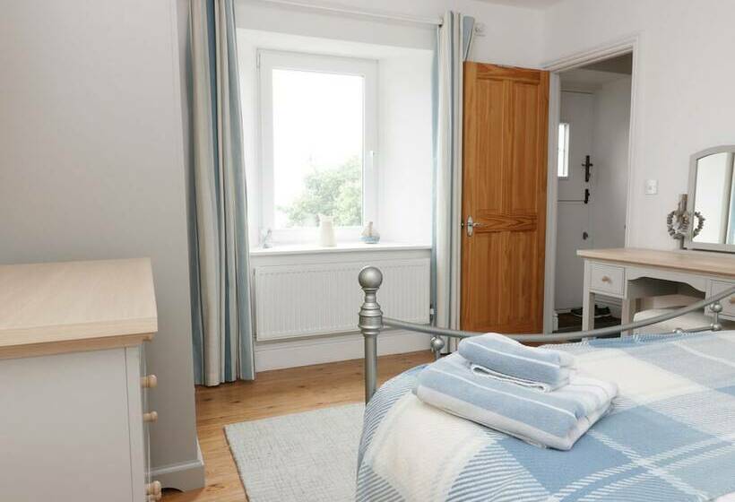 4 Coastguard Cottages