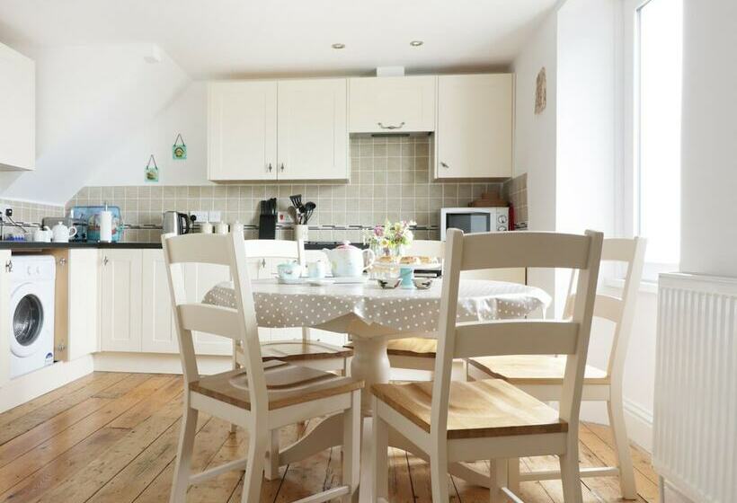 4 Coastguard Cottages