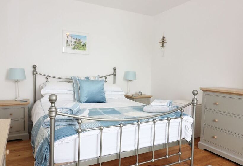 4 Coastguard Cottages