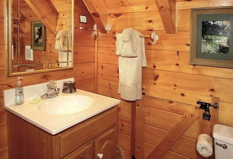A Bit Of Heaven   2 Bedrooms, 2 Baths, Sleeps 8 Cabin By Redawning