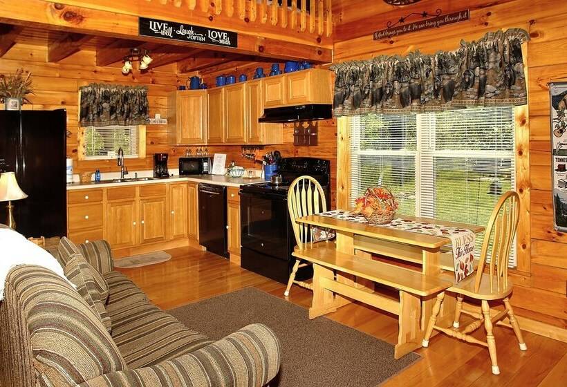 A Bit Of Heaven   2 Bedrooms, 2 Baths, Sleeps 8 Cabin By Redawning