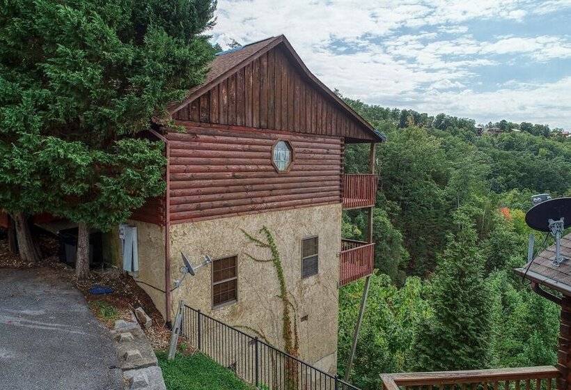 An Amazing View   4 Bedrooms, 3.5 Baths, Sleeps 10 Cabin By Redawning