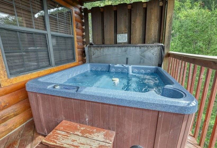 An Amazing View   4 Bedrooms, 3.5 Baths, Sleeps 10 Cabin By Redawning