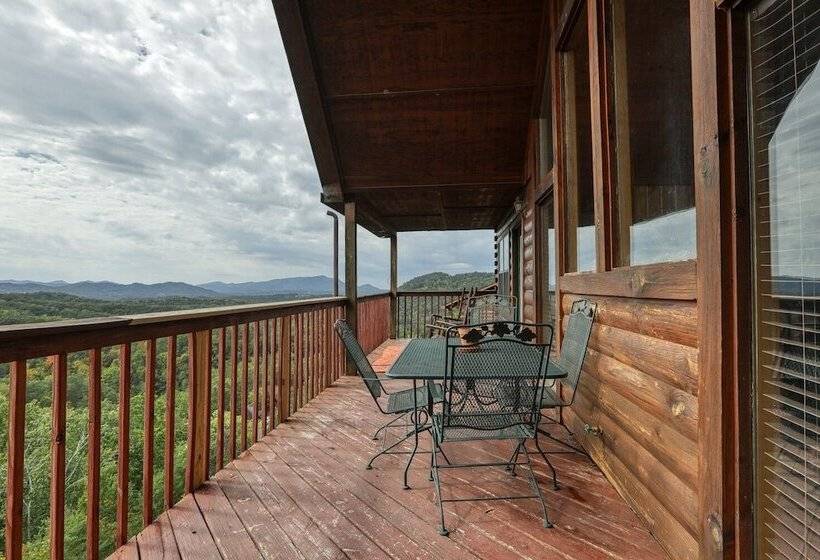 An Amazing View   4 Bedrooms, 3.5 Baths, Sleeps 10 Cabin By Redawning