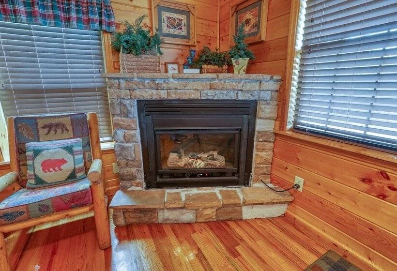 An Amazing View   4 Bedrooms, 3.5 Baths, Sleeps 10 Cabin By Redawning