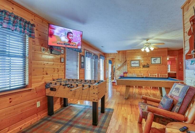 An Amazing View   4 Bedrooms, 3.5 Baths, Sleeps 10 Cabin By Redawning