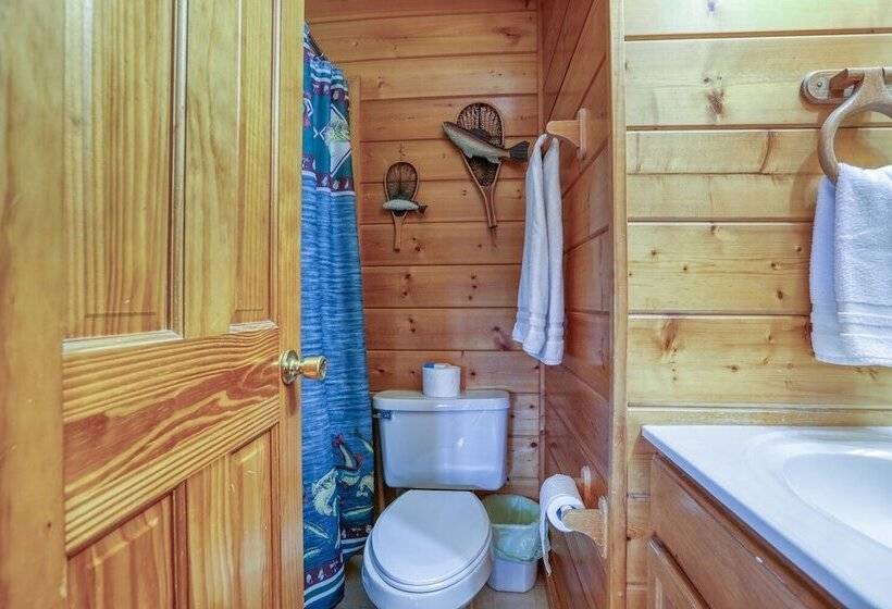 An Amazing View   4 Bedrooms, 3.5 Baths, Sleeps 10 Cabin By Redawning