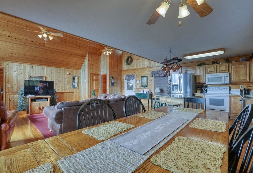 An Amazing View   4 Bedrooms, 3.5 Baths, Sleeps 10 Cabin By Redawning