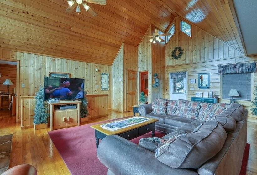An Amazing View   4 Bedrooms, 3.5 Baths, Sleeps 10 Cabin By Redawning