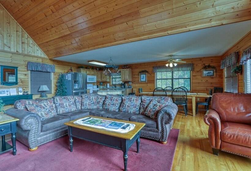 An Amazing View   4 Bedrooms, 3.5 Baths, Sleeps 10 Cabin By Redawning