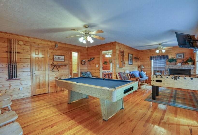 An Amazing View   4 Bedrooms, 3.5 Baths, Sleeps 10 Cabin By Redawning