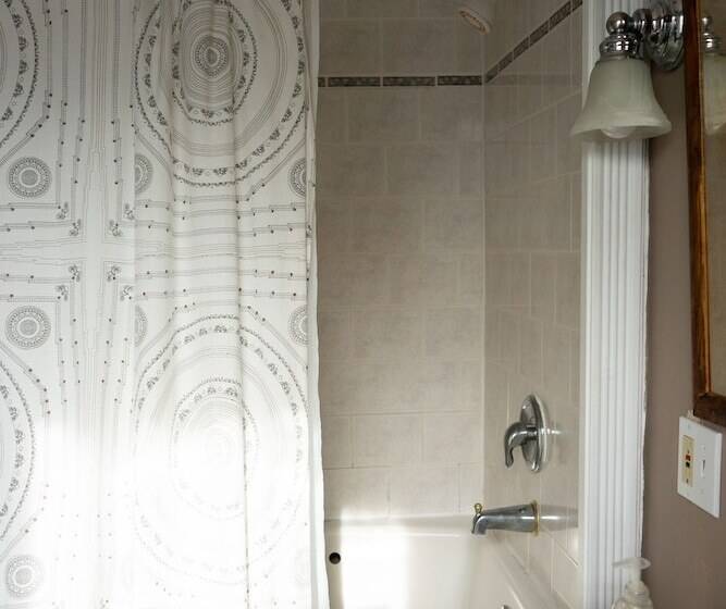 민박 The Dormer House