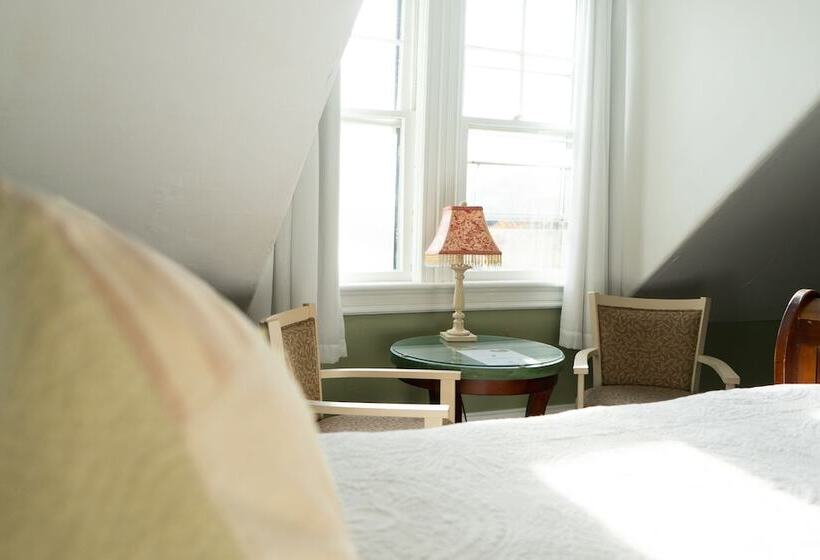 민박 The Dormer House