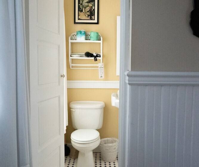 민박 The Dormer House