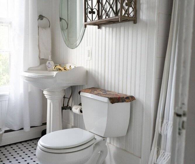 민박 The Dormer House