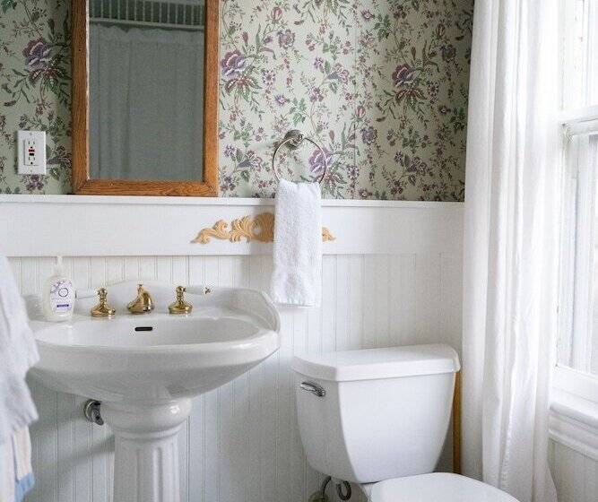 민박 The Dormer House